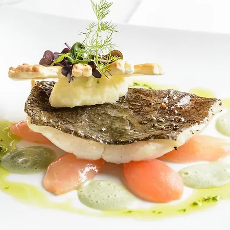 فندق Domaine De La Foret 4*